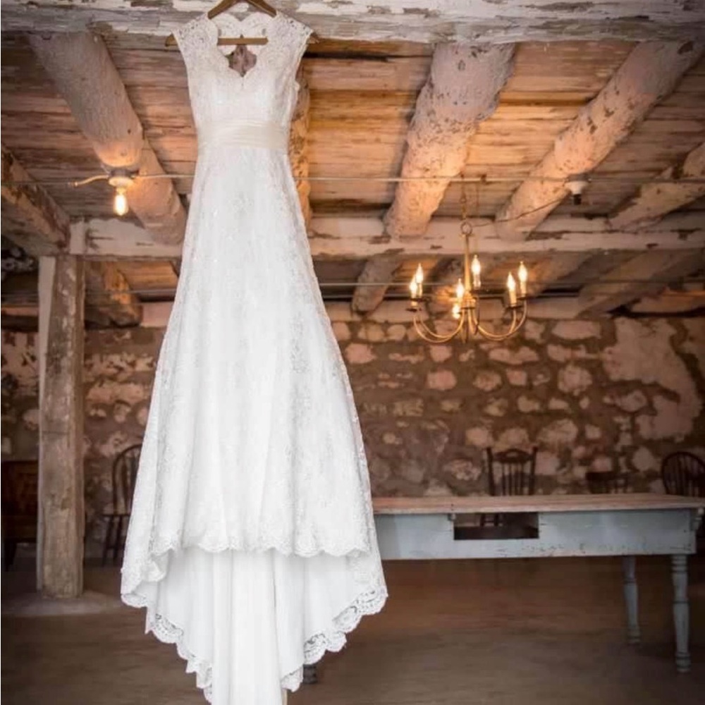 Allure Bridal Ivory Lace Wedding Dress Size 6 (fits 2-4) Keyhole Back & Veil